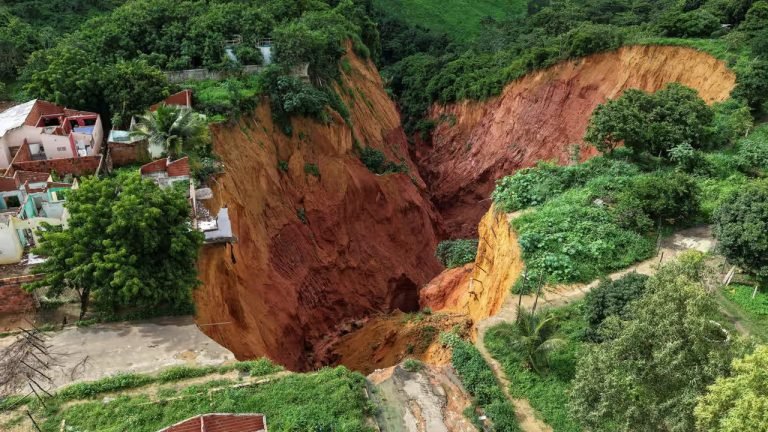 আমাজনে বিশাল গর্তের সৃষ্টি, জরুরি অবস্থা ঘোষণা