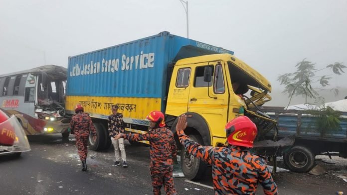 ঘন কুয়াশায় এক্সপ্রেসওয়েতে ৫ গাড়ির সংঘর্ষ, আহত ২০
