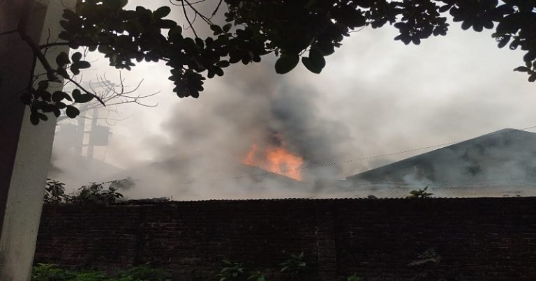 নরসিংদীতে টেক্সটাইল মিলে ভয়াবহ অগ্নিকাণ্ড