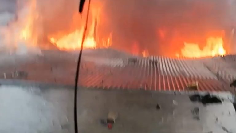 চট্টগ্রামে অগ্নিকাণ্ডের সময় ধোঁয়ায় দমবন্ধ হয়ে স্বামী-স্ত্রীর মৃত্যু