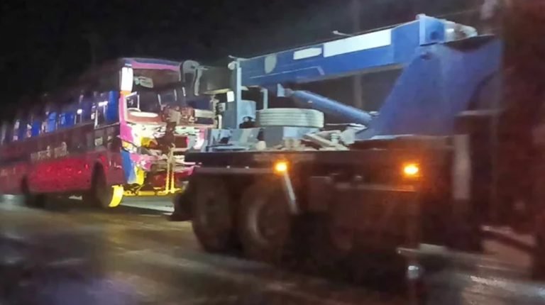 নাটোরে পিকনিকের বাস-মাইক্রোবাস সংঘর্ষে আহত ১০