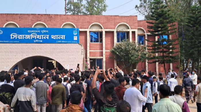 মুন্সিগঞ্জের সিরাজদিখানে এএসপির কার্যালয় ও থানায় হামলা