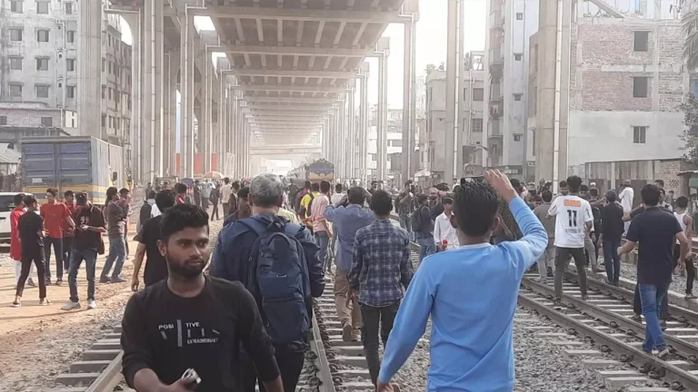 তিতুমীর শিক্ষার্থীদের আন্দোলন: ভোগান্তিতে দুই ট্রেনের যাত্রী