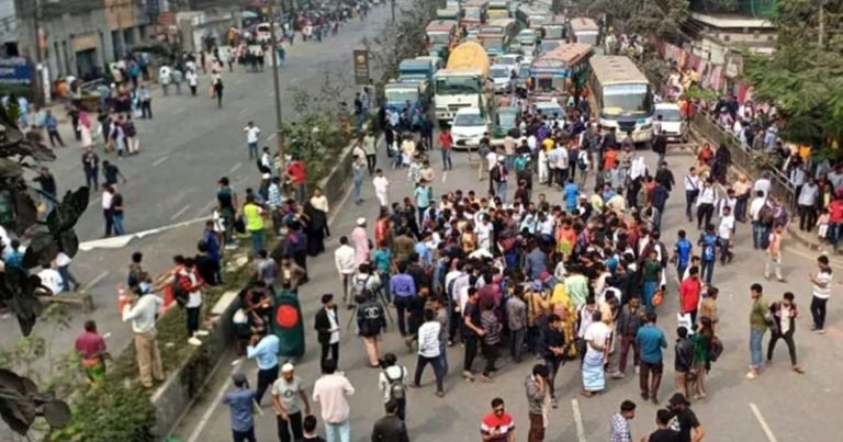 উন্নত চিকিৎসার দাবিতে শিশুমেলা মোড়ে আন্দোলনে আহতরা, যান চলাচল বন্ধ