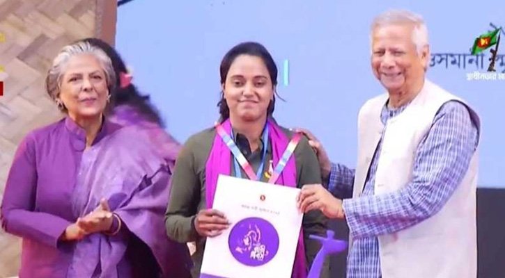 ছয় অদম্য নারীর হাতে পুরস্কার তুলে দিলেন প্রধান উপদেষ্টা