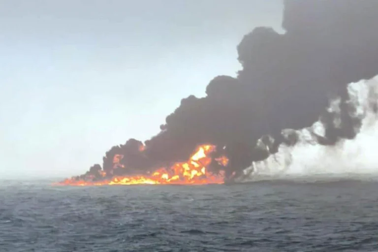 উত্তর সাগরে তেলের ট্যাঙ্কারের সঙ্গে রাসায়নিকবাহী জাহাজের সংঘর্ষে আগুন