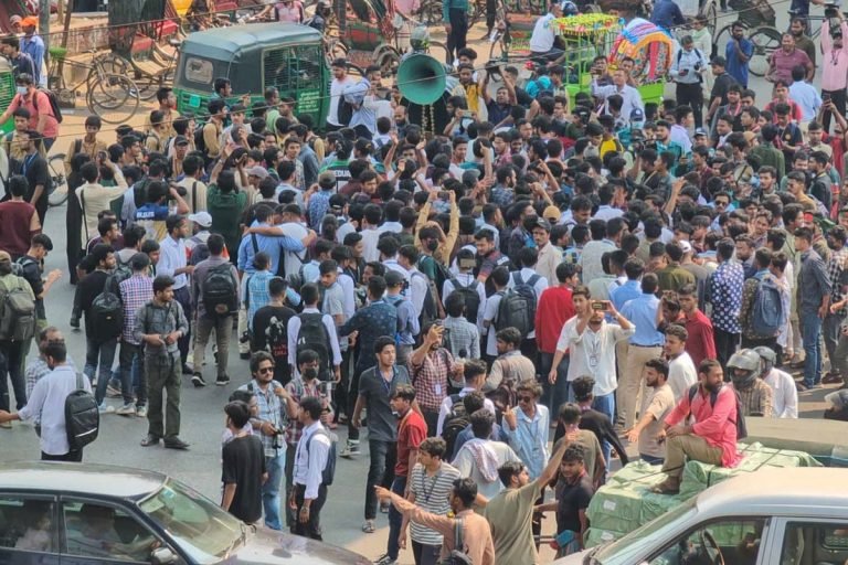 নারীর প্রতি সহিংসতার প্রতিবাদে শাহবাগে শিক্ষার্থীদের অবস্থান