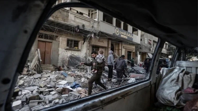 ভোরে গাজায় বোমা হামলা ইসরায়েলের, নিহত ১৭