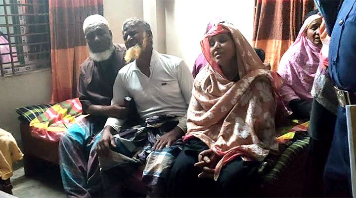 স্ত্রীকে ঘরে রেখে নামাজে গিয়েছিলেন স্বামী, এসে দেখলেন গলাকাটা লাশ