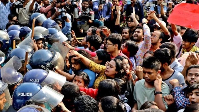 ধর্ষণবিরোধী বিক্ষোভকারীদের সঙ্গে সংঘর্ষ : যা বলছে পুলিশ