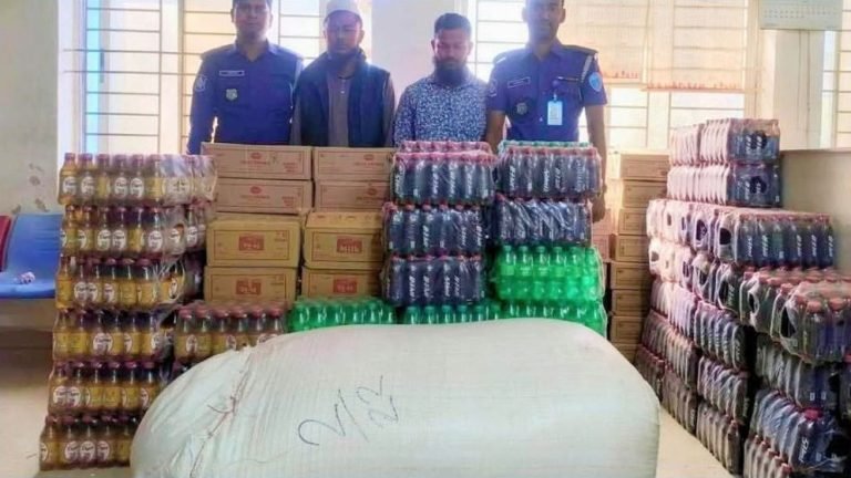 কক্সবাজারে বিপুল পরিমাণ চোরাইপণ্যসহ আটক ২