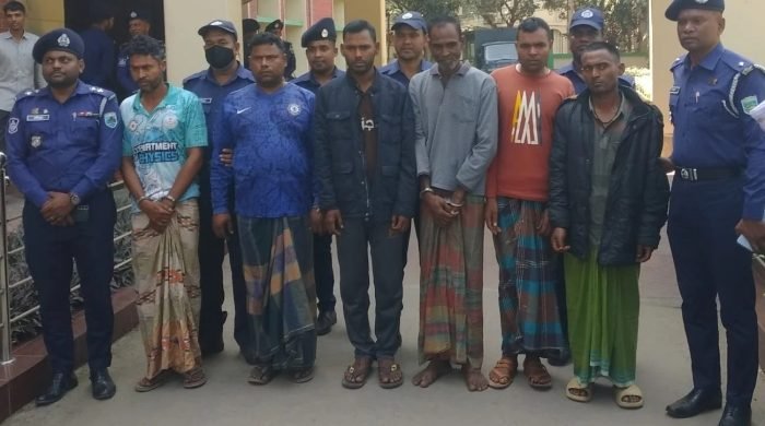 পাবনা ও নওগাঁয় বাস ডাকাতির ঘটনায় ছয় ডাকাত গ্রেফতার