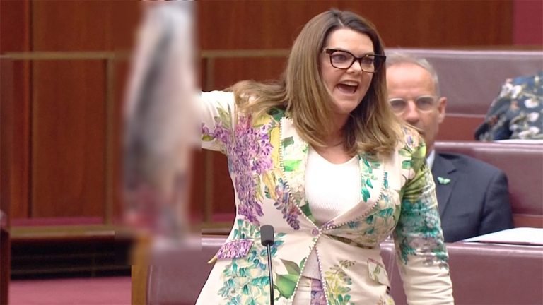 পার্লামেন্টে মৃত মাছ দেখিয়ে প্রতিবাদ অজি সিনেটরের