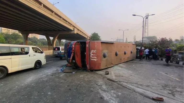 রাজধানী বনানীতে বাস উল্টে ৪২ জন আহত