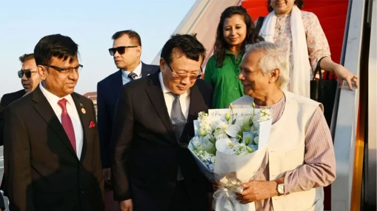 ঢাকার উদ্দেশে বেইজিং ছাড়লেন প্রধান উপদেষ্টা