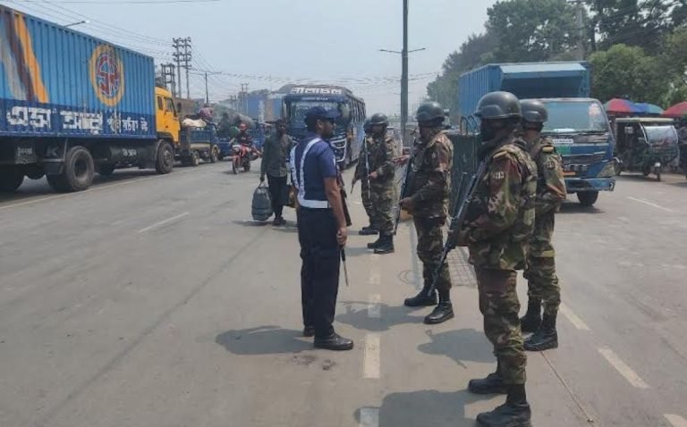 সড়কে নিরবচ্ছিন্ন যান চলাচল নিশ্চিতকরণে কাজ করছে সেনাবাহিনী