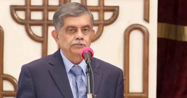 নতুন উপদেষ্টা হিসেবে শপথ নিলেন অধ্যাপক সি আর আবরার