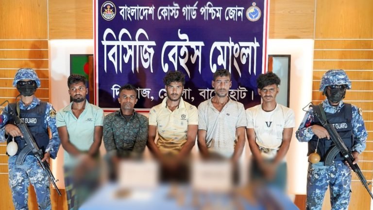 মোংলায় জাহাজে চুরির প্রস্তুতিকালে দেশীয় অস্ত্রসহ আটক ৫
