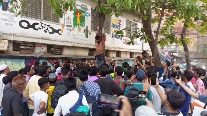 নারায়ণগঞ্জে চুরির অভিযোগ তুলে যুবককে গাছে ঝুলিয়ে নির্যাতন