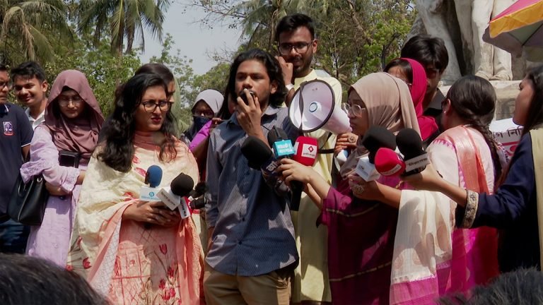 প্রকাশ্যে ধর্ষণের বিচারের দাবি গণতান্ত্রিক ছাত্র সংসদের