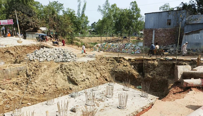 সিরাজগঞ্জে সেতুর কাজ ফেলে ঠিকাদার উধাও, ভোগান্তিতে এলাকাবাসী
