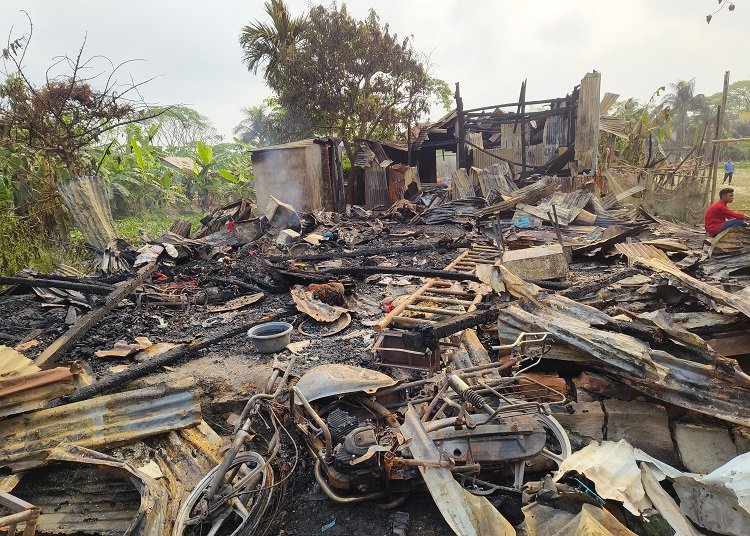 আমতলীতে মাজারে হামলা, ভাংচুর ও অগ্নিসংযোগ: আহত ৩৫