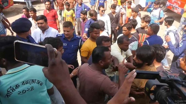 জামালপুরে অনির্দিষ্টকালের জন্য বাস-সিএনজি চলাচল বন্ধ ঘোষণা