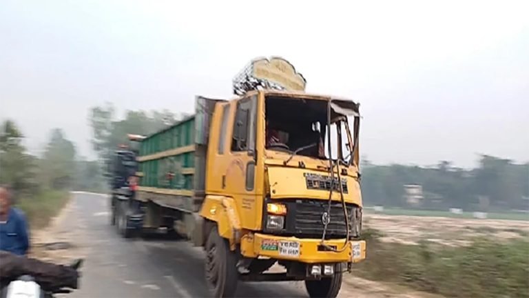 নওগাঁয় পুলিশের ধাওয়া খেয়ে ট্রাক উল্টে ডাকাত নিহত