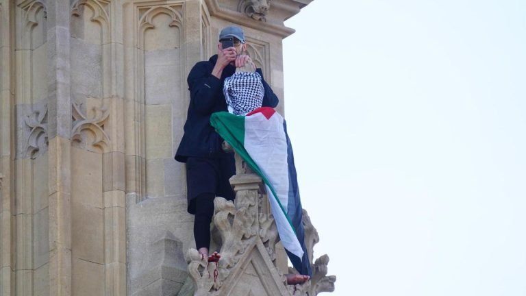 লন্ডনের বিগ বেন টাওয়ারে টানা ১৬ ঘণ্টা উড়লো ফিলিস্তিনি পতাকা