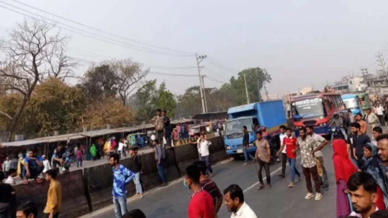 গাজীপুরে শ্রমিকদের অবরোধ, দুই মহাসড়কে যান চলাচল বন্ধ