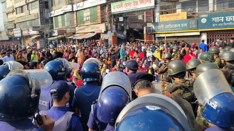 টঙ্গীতে দেড়ঘণ্টা মহাসড়ক অবরোধ করে শ্রমিকদের বিক্ষোভ