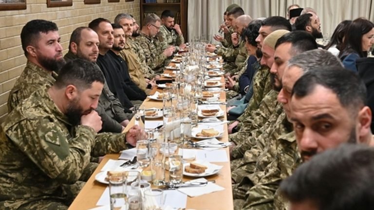 মুসলিম সেনাদের সাথে ইফতার জেলেনস্কির