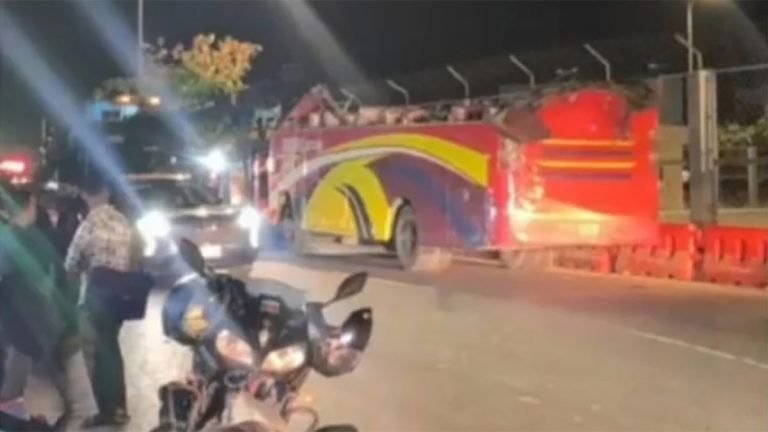 মুন্সিগঞ্জে সংঘর্ষে বাসের ছাদ উড়ে যাওয়া কাণ্ডে চালক-মালিকের বিরুদ্ধে পুলিশের মামলা