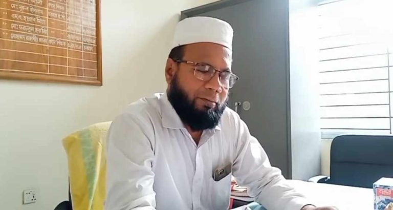 সোনারগাঁয়ে নিজের অপকর্ম ঢাকতে কোমলমতি শিক্ষার্থীদের দিয়ে মানববন্ধন করলেন প্রধান শিক্ষক