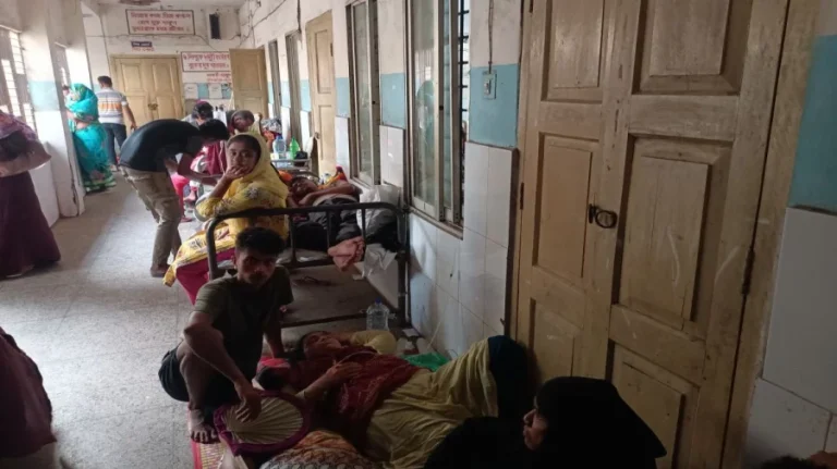 ঈদমেলায় ফুচকা খেয়ে হাসপাতালে ২১৩ জন, বিক্রেতাকে খুঁজছে পুলিশ