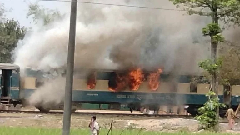 শ্রীপুরে চলন্ত ট্রেনে আগুন, ঢাকা-ময়মনসিংহে রেল চলাচল বন্ধ