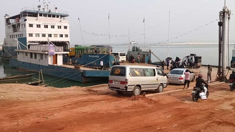 দৌলতদিয়ায় যাত্রী ও যানবাহনের চাপ বাড়লেও নেই ভোগান্তি