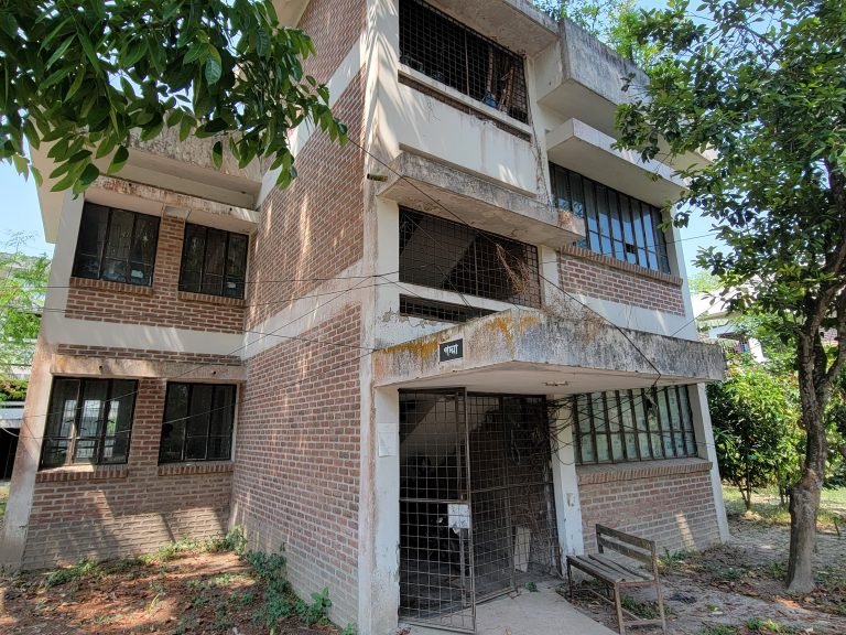 হরিরামপুরে কোয়ার্টারেই চেম্বার খুলেছেন ডেন্টাল টেকনোলজিস্ট, দেন চিকিৎসা