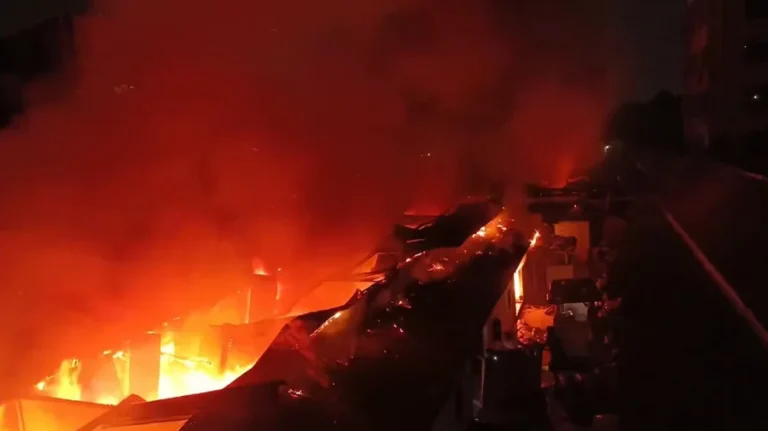 আশুলিয়ায় শ্রমিক কলোনিতে আগুনে পুড়ে গেছে ৩২ কক্ষ