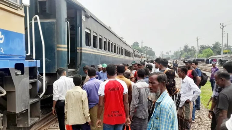 ট্রেনের বগি লাইনচ্যুত, একঘণ্টা পর রেল চলাচল শুরু