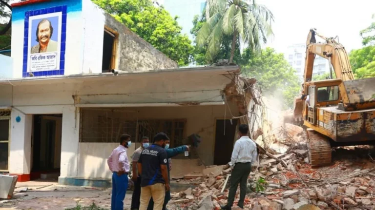 গুঁড়িয়ে দেওয়া হচ্ছে কবি রফিক আজাদের স্মৃতিস্মারক বাড়ি