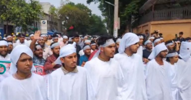 কাফনের কাপড় বেঁধে কারিগরি শিক্ষার্থীদের গণমিছিল