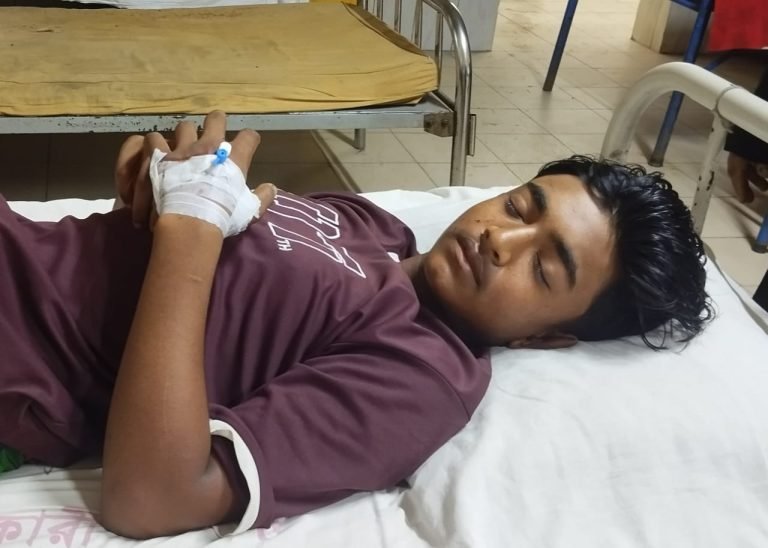 টঙ্গীবাড়ীতে মোবাইল না দেওয়ায় মাদ্রাসা ছাত্রকে মারধর