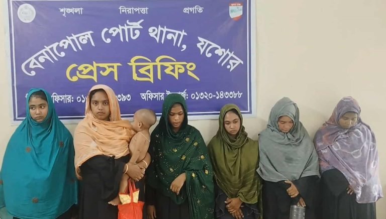 বেনাপোলে ৬ নারী ছিনতাইকারী আটক