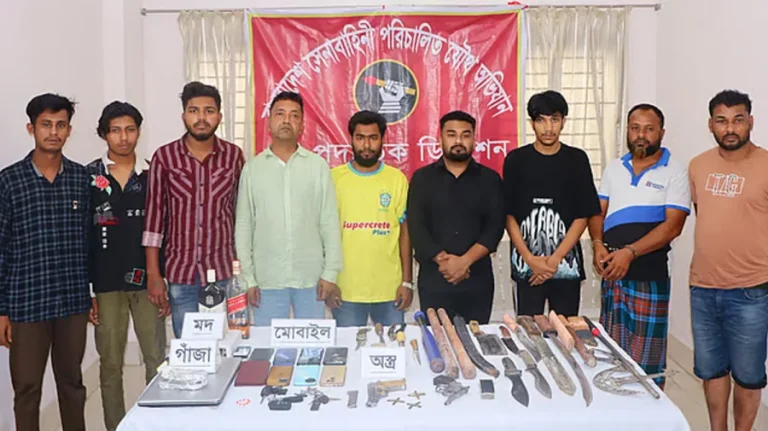 কুমিল্লায় কিশোর গ্যাংয়ের আস্তানায় অভিযান, আটক ৯