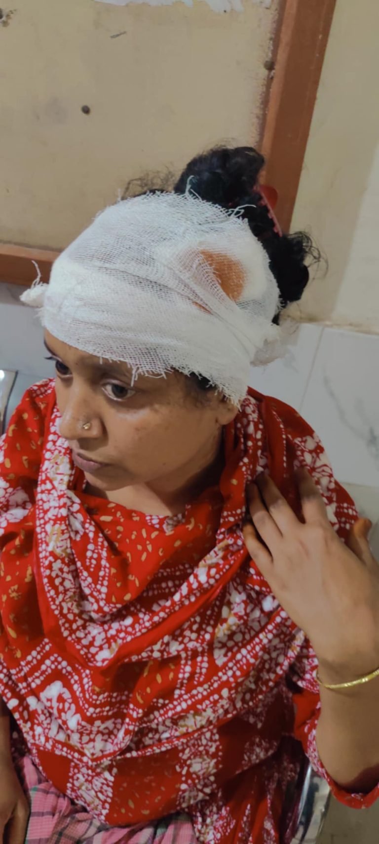 টঙ্গীবাড়ীতে প্রতিবেশির জমিতে টয়লেট নির্মানে বাধা দেওয়ায় হামলা ও মামলা