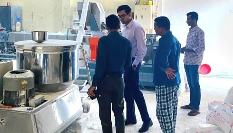 সিরাজগঞ্জে বিষাক্ত রং ও অস্বাস্থ্যকর পরিবেশে ভেজাল চিপস তৈরি, জরিমানা ১ লাখ টাকা