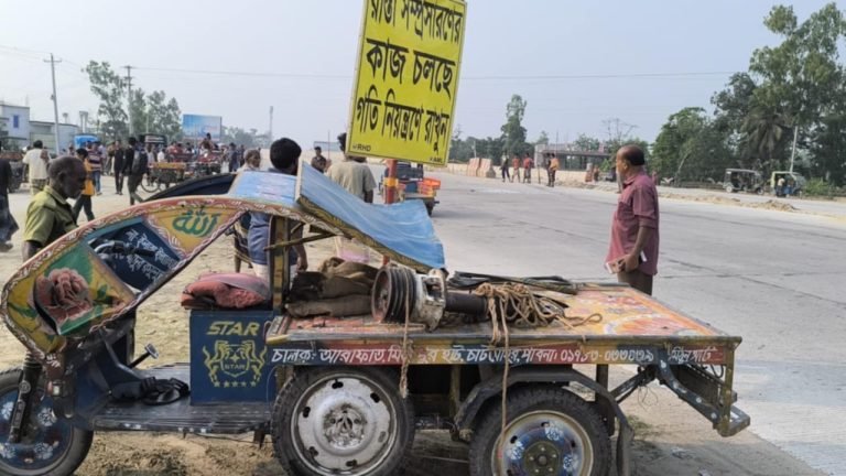 সিরাজগঞ্জে কোচ চাপায় অটোরিক্সার যাত্রী নিহত, আহত ১
