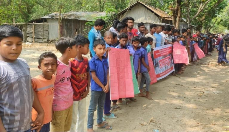 শেরপুরে কাঁচা রাস্তা পাকাকরণের দাবিতে মানববন্ধন