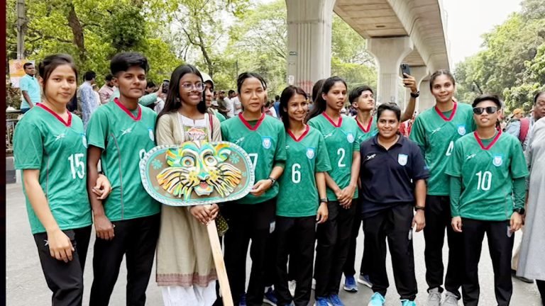 নতুন বছরকে স্বাগত জানাতে ঢাকা বিশ্ববিদ্যালয়ে নারী ফুটবল দল